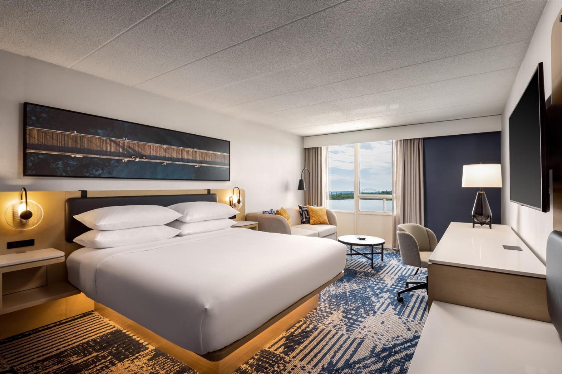 Deluxe Guest room 1 King Sofa bed Water view