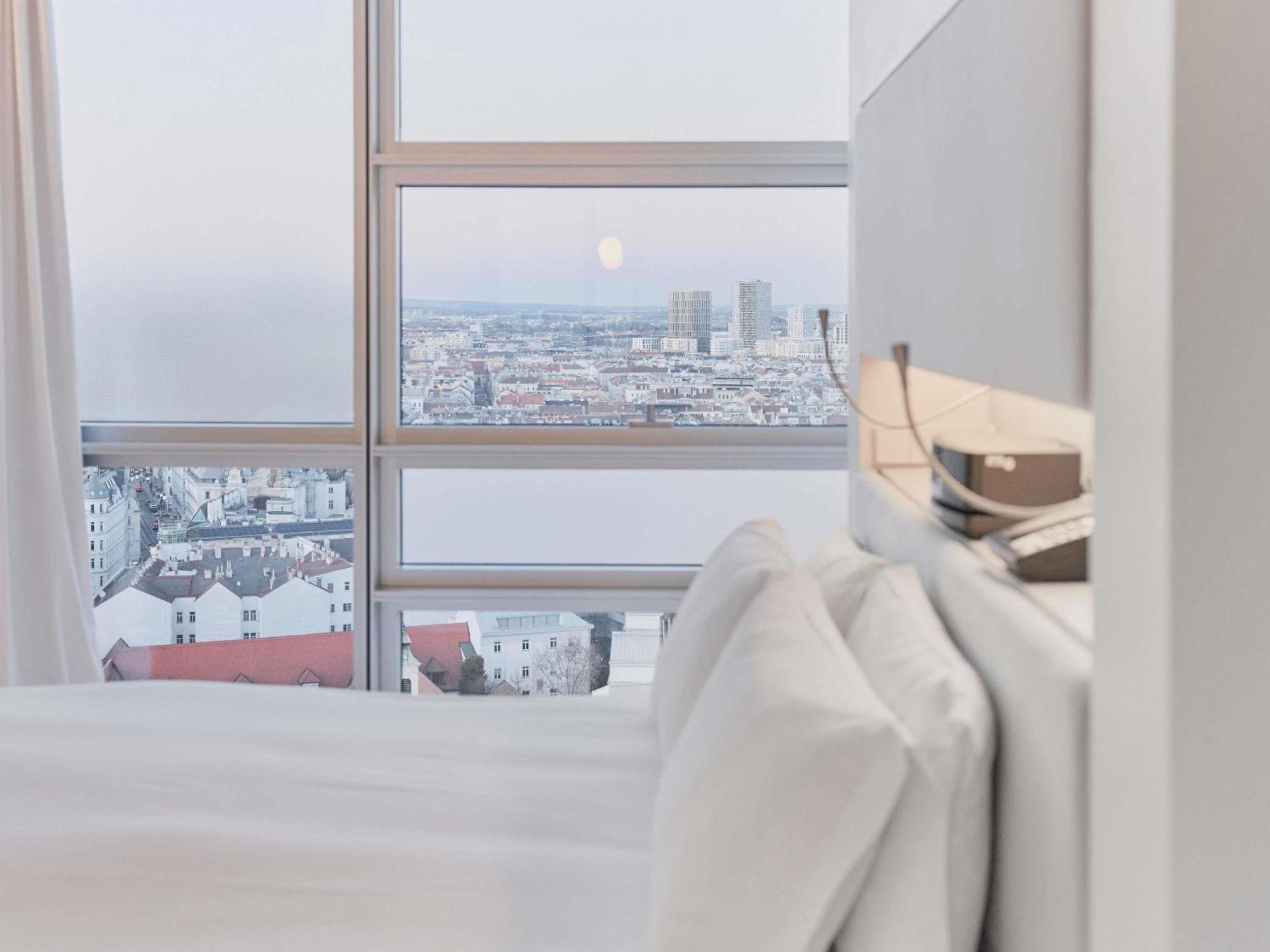 Junior Suite – Ferris Wheel View king bed