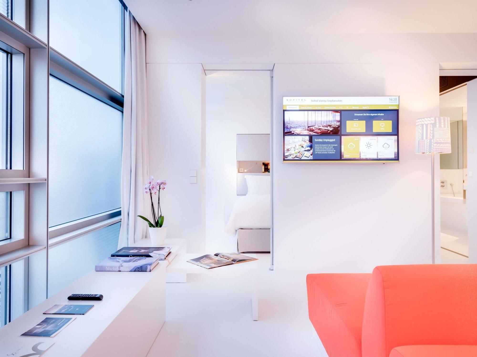 Junior Suite – Ferris Wheel View king bed