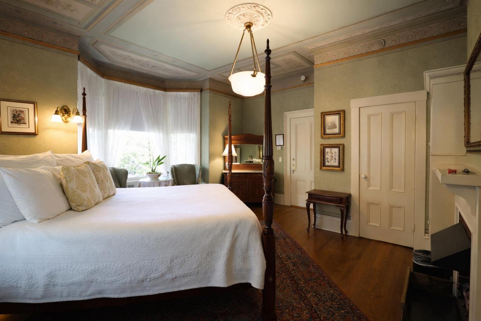 Parlor Room 1 King Four Poster Bed