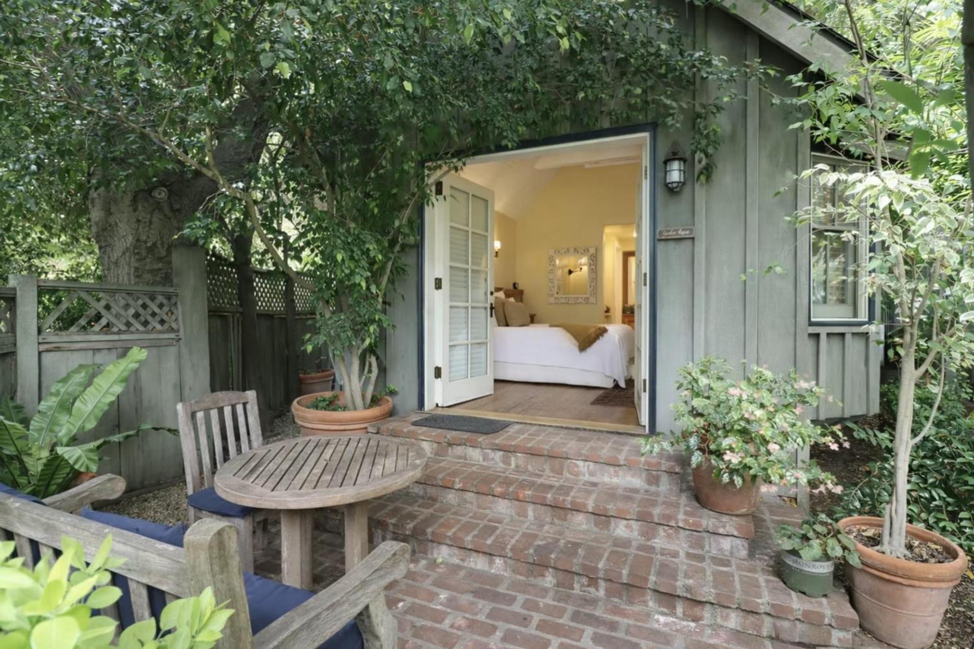 The Garden Room 1 Queen Bed