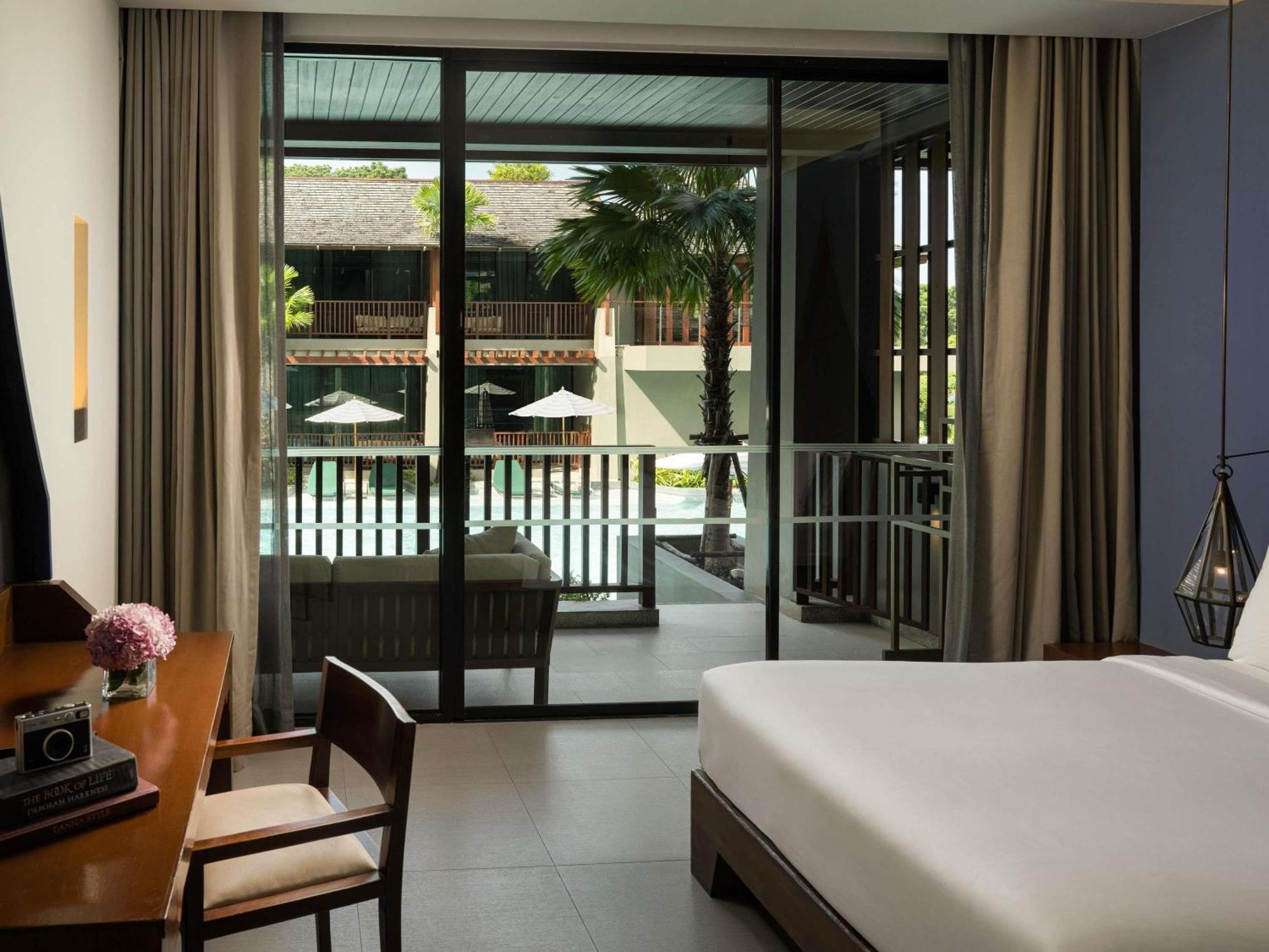 Deluxe King Room Pool Access