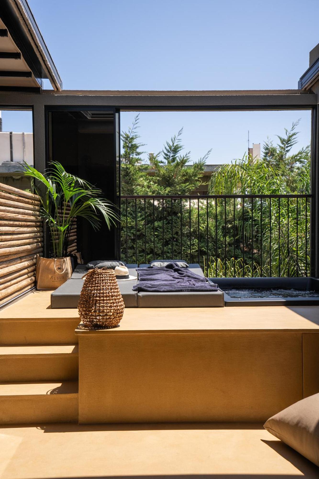 Veranda Suite Private Jacuzzi