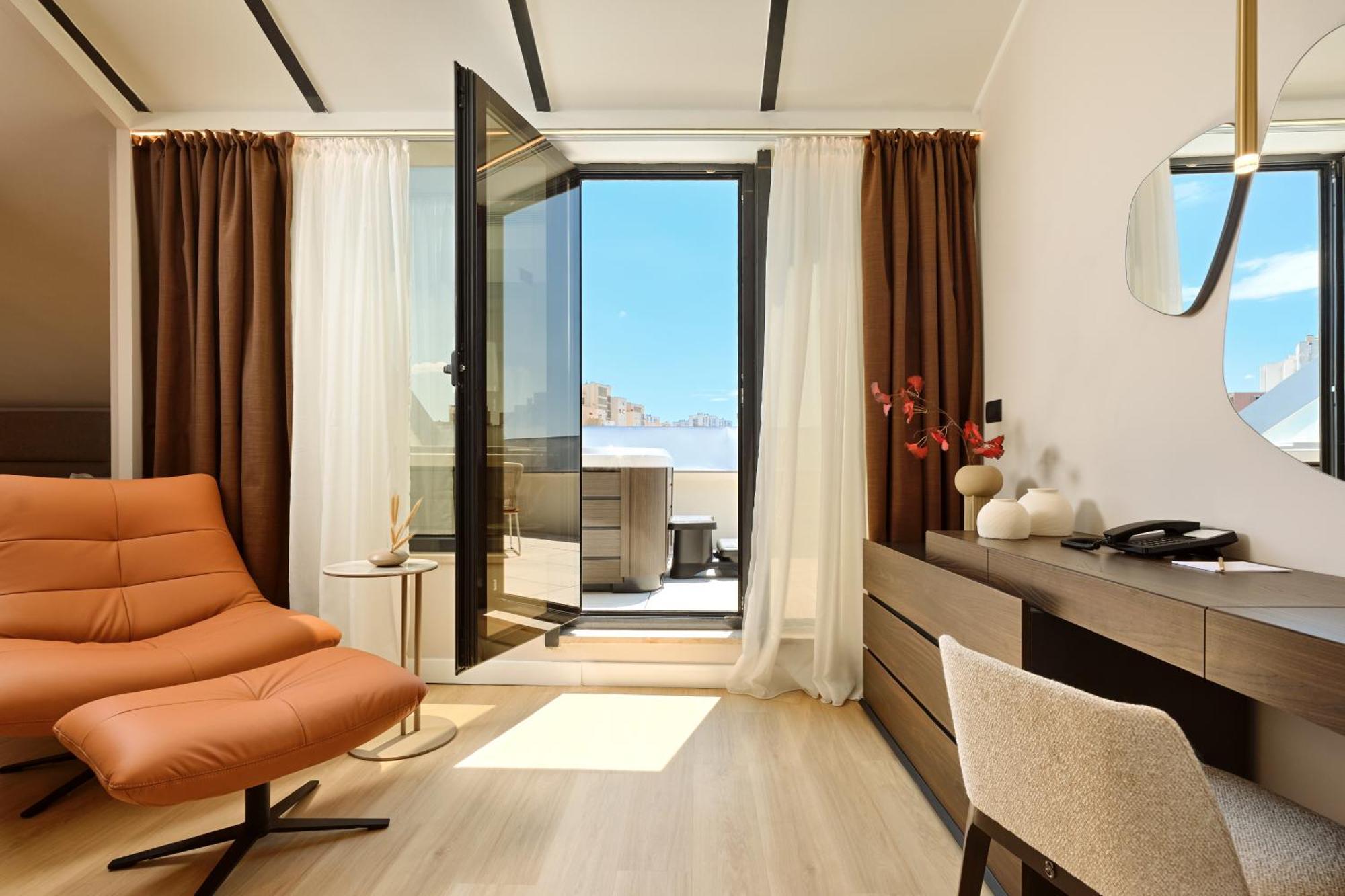 Luxury Suite Balcony Jacuzzi