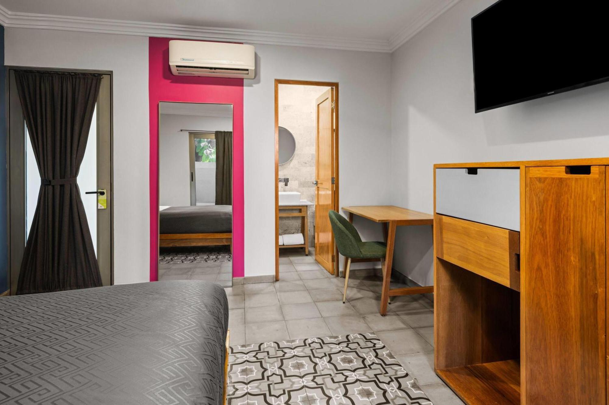 Queen Suite Air Conditioning Non-Smoking