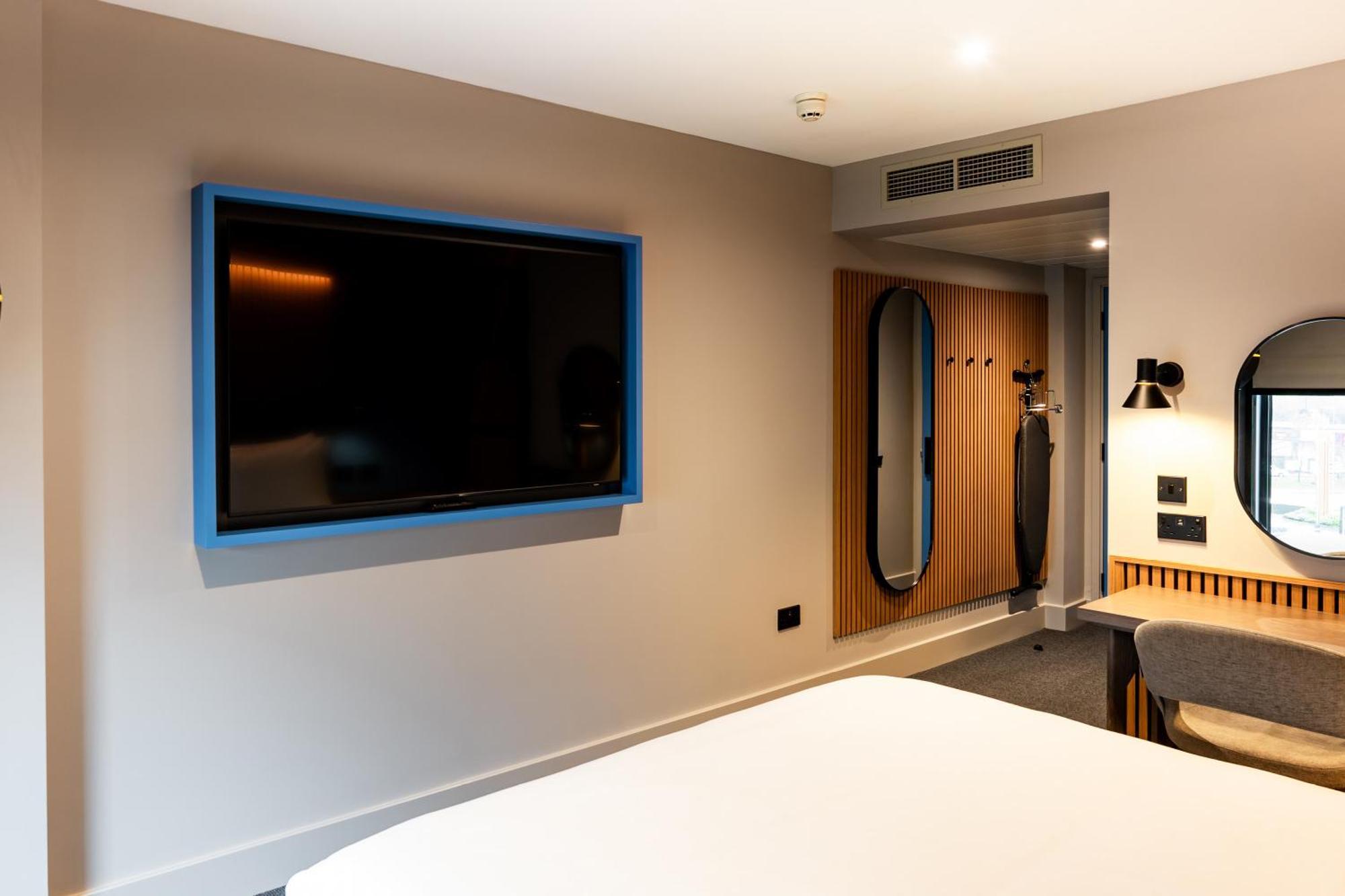 CLUB ROOM GYM & POOL ACCESS