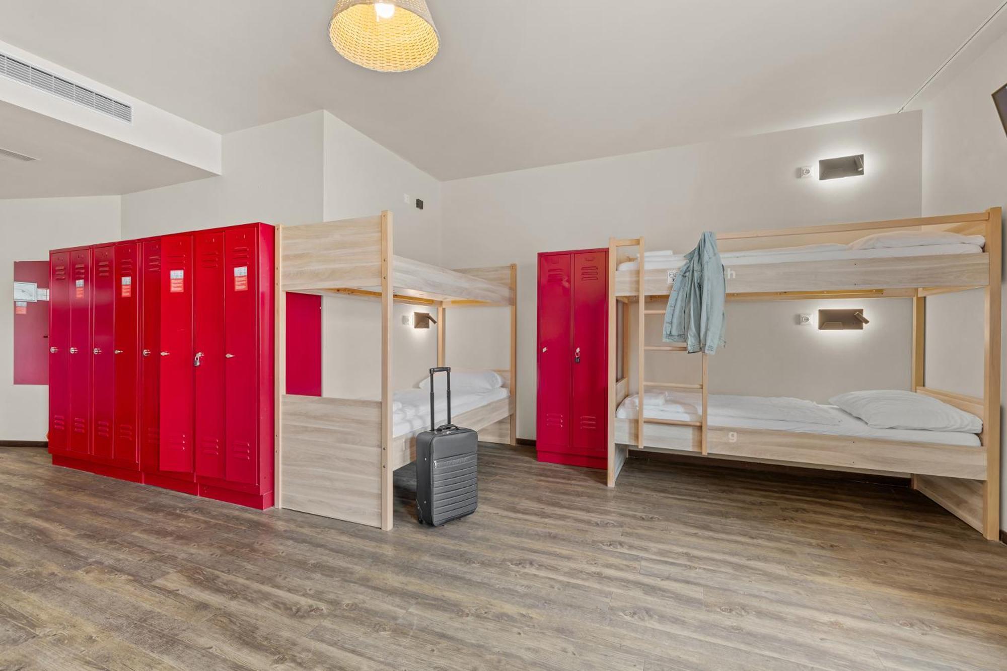 Bed in een Gemengde Slaapzaal met 9 Bedden