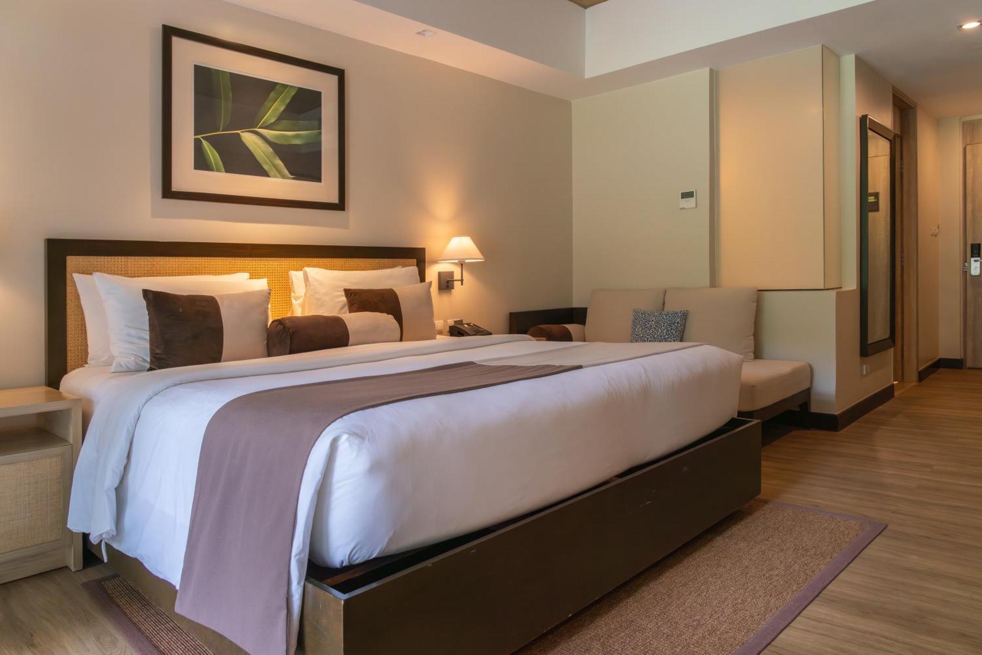 1 King Bed Standard Room Forest View