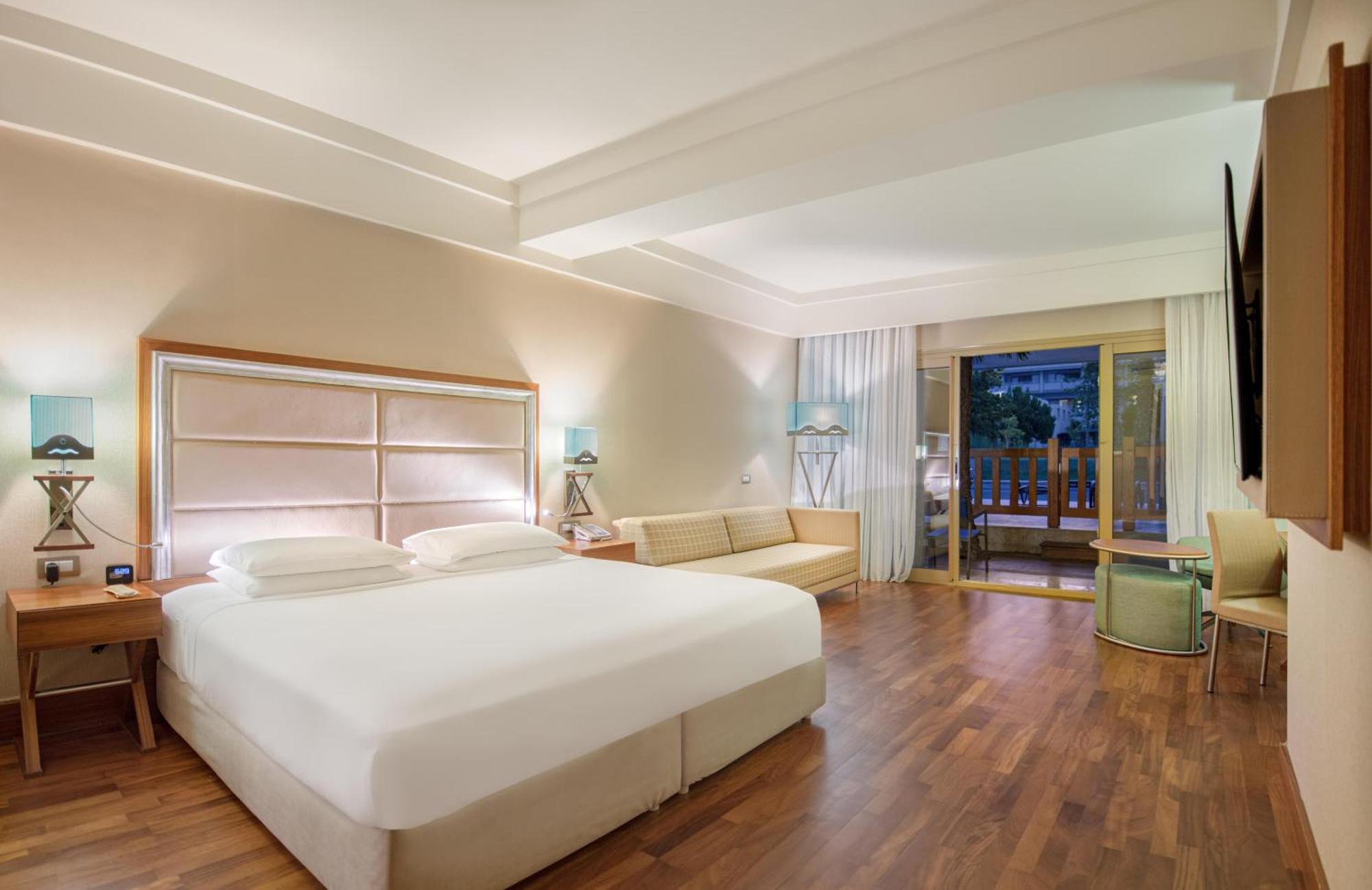 Deluxe King Kamer met Uitzicht op het Zwembad