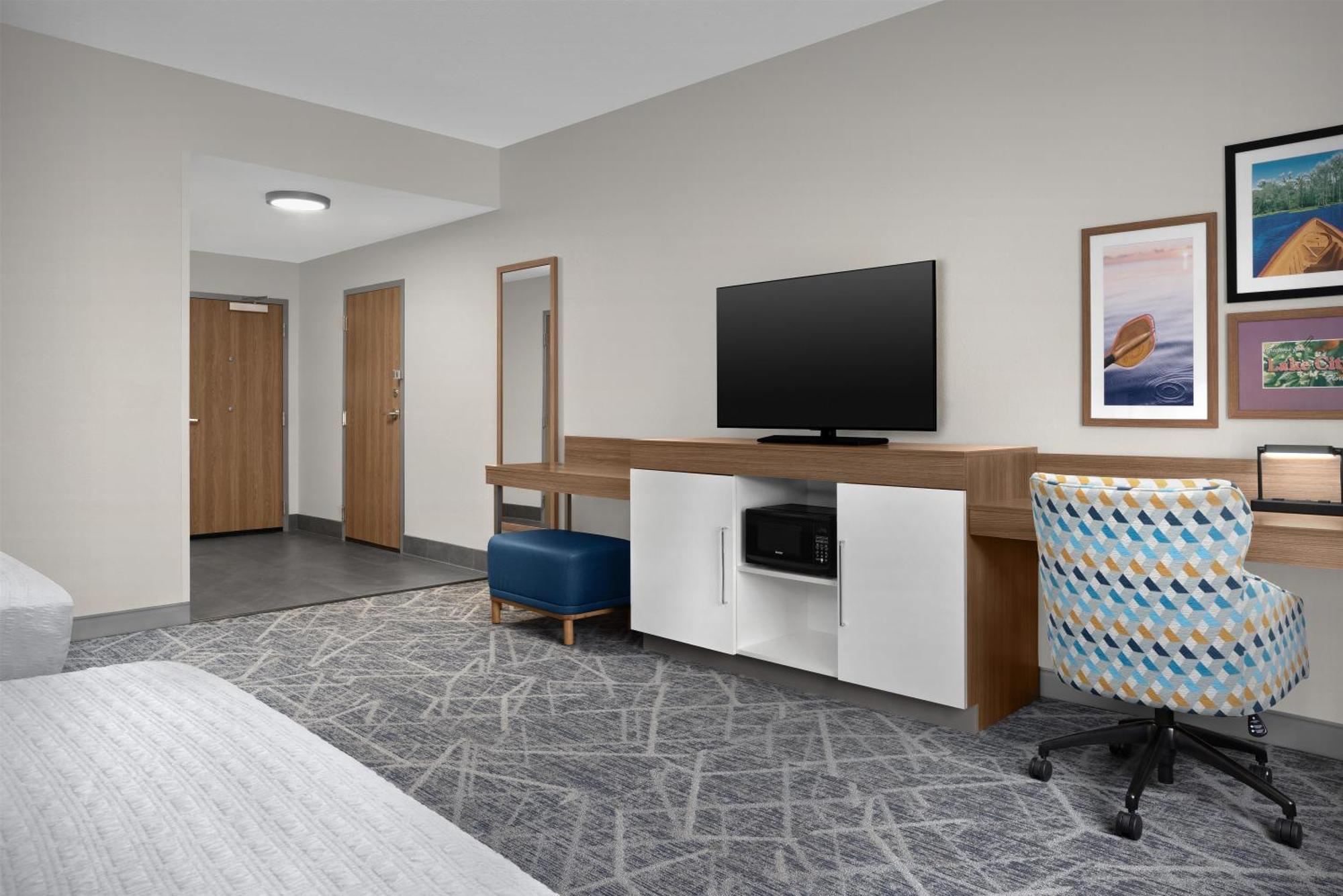 Queen Room Two Queen Beds Mobility Hearing Access or Non-Smoking