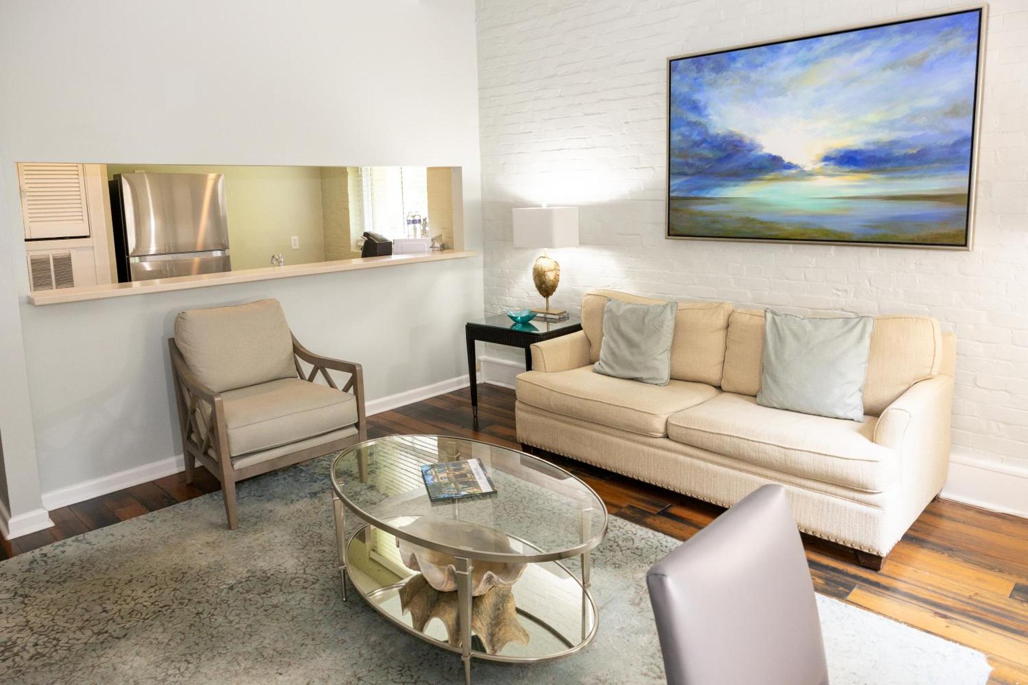 One-Bedroom King Suite Street View Stair Access Only