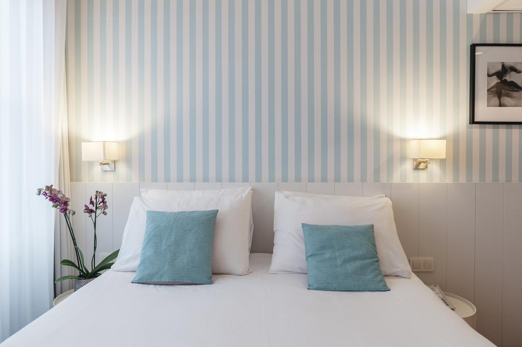 Charming Double Room,683540694:JPEG