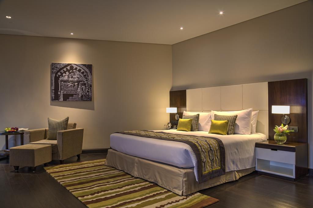 Junior Suite King bed with balcony