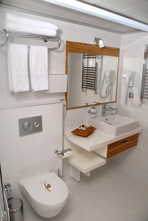 Honeymoon Suite