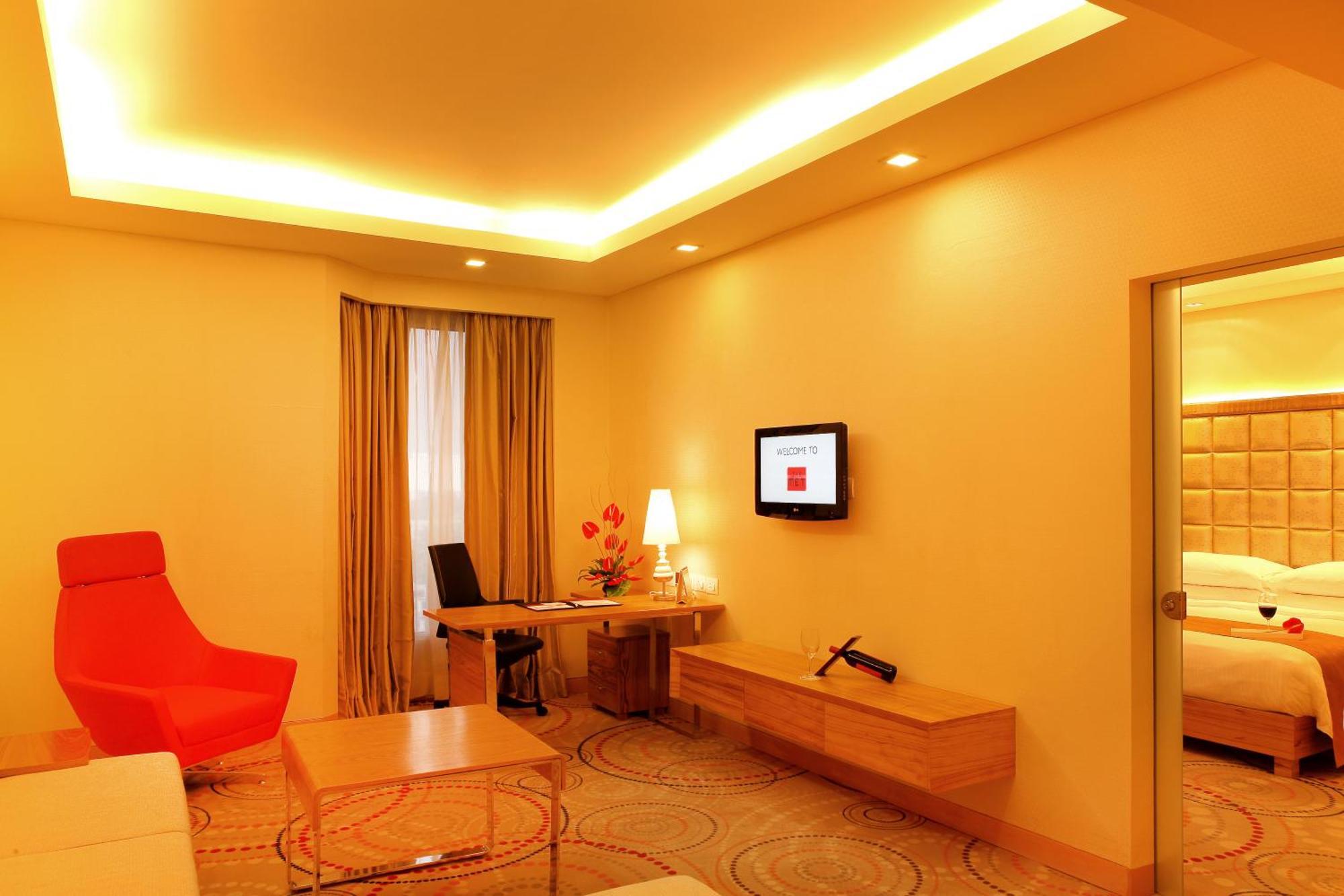 Executive Suite Inclusive of Happy Hours at Club Lounge from 1830 hrs to 2030 hrs on food & soft beverages