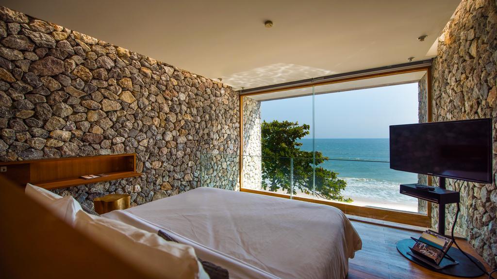 Luxury Villa with Oceanfront Pool