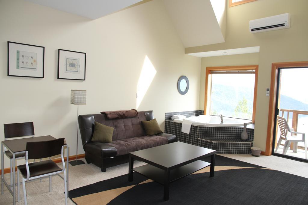 Deluxe Queen Suite