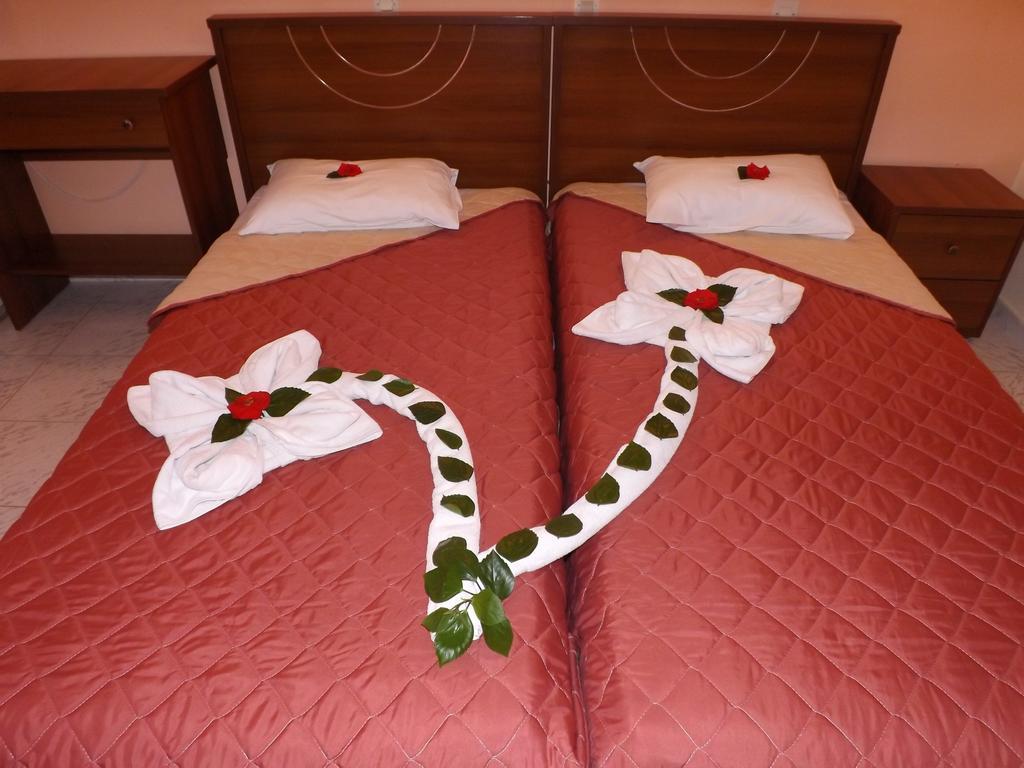 Studio (2 Adults),692730162:JPEG