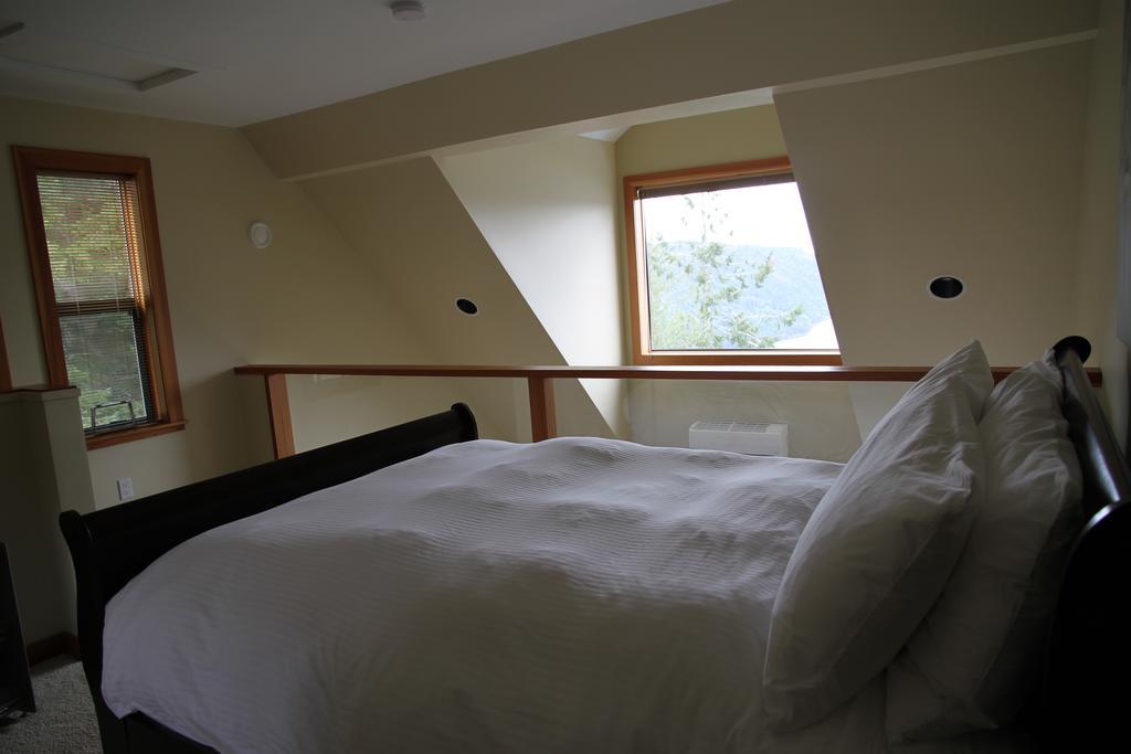 Deluxe Queen Suite