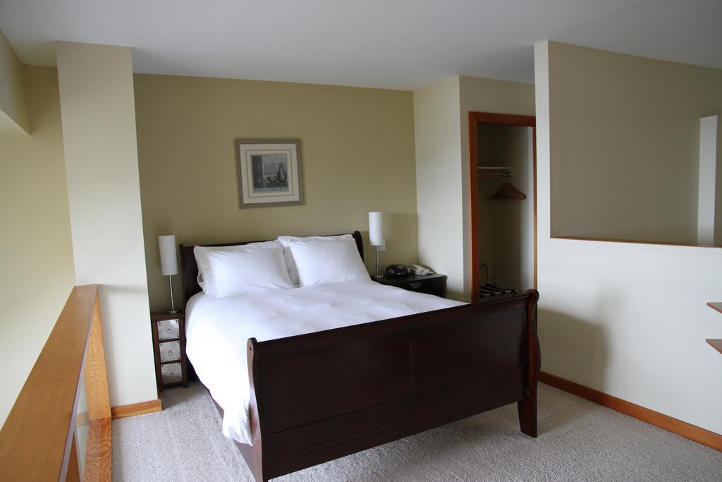 Deluxe Queen Suite