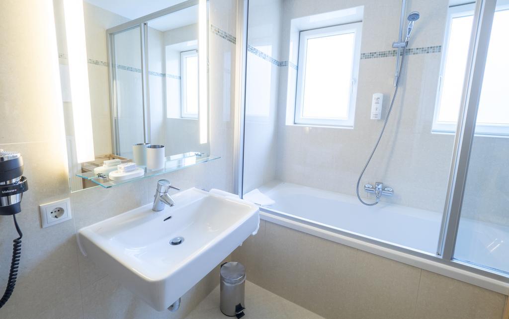 Superior Double Room Bathtub