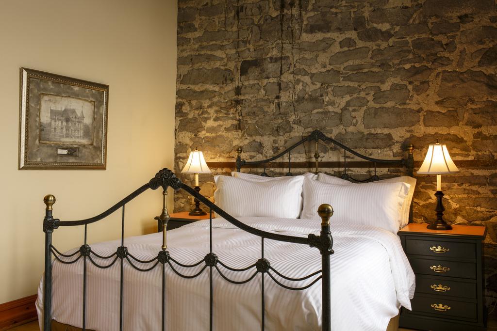 Signature Queen Room St Laurent River Front