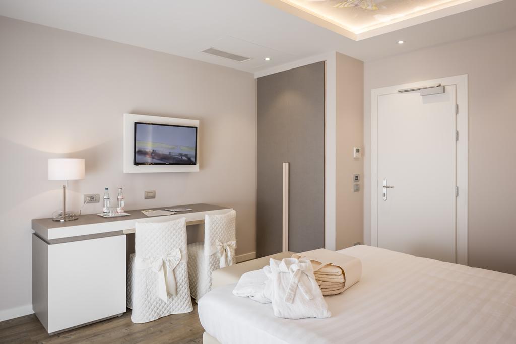 Deluxe Double Room with Spa Bath,1285147783:JPEG