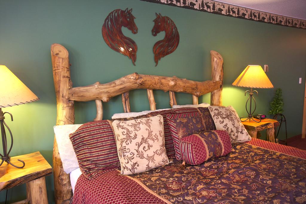 Honeymoon Suite,267435173:JPEG