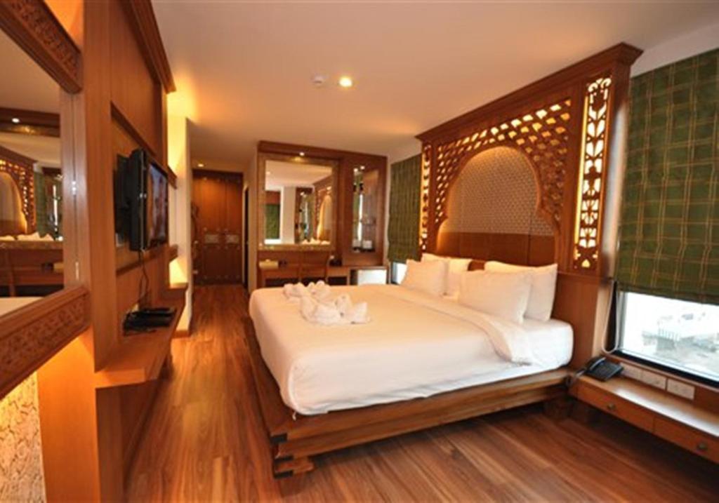 Deluxe Double Room with Partial Sea View