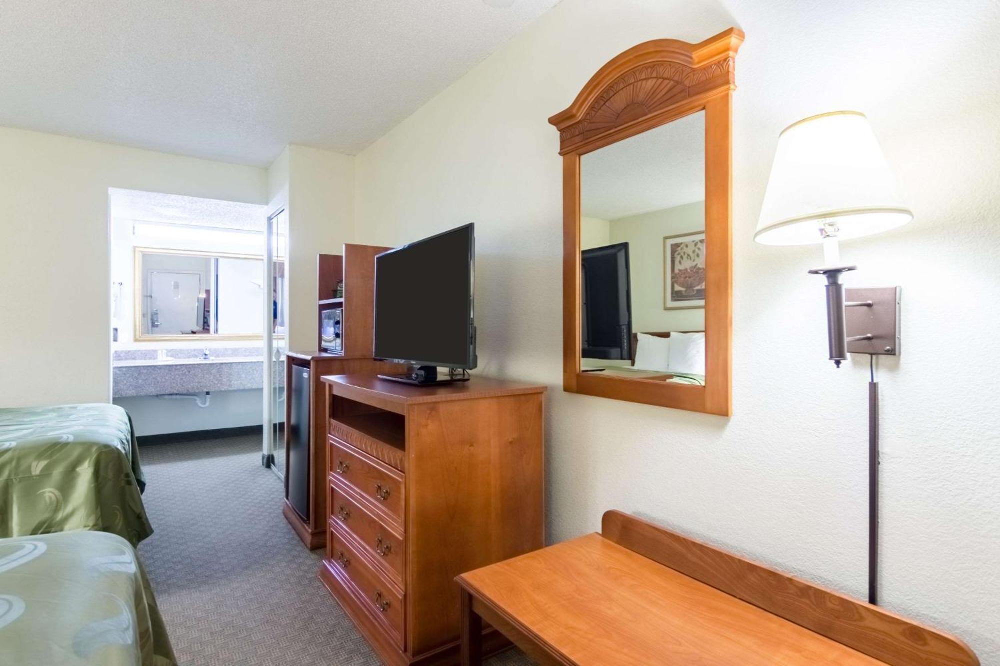 Exterior Queen with Two Queen Beds - Non-Smoking/Pet Friendly
