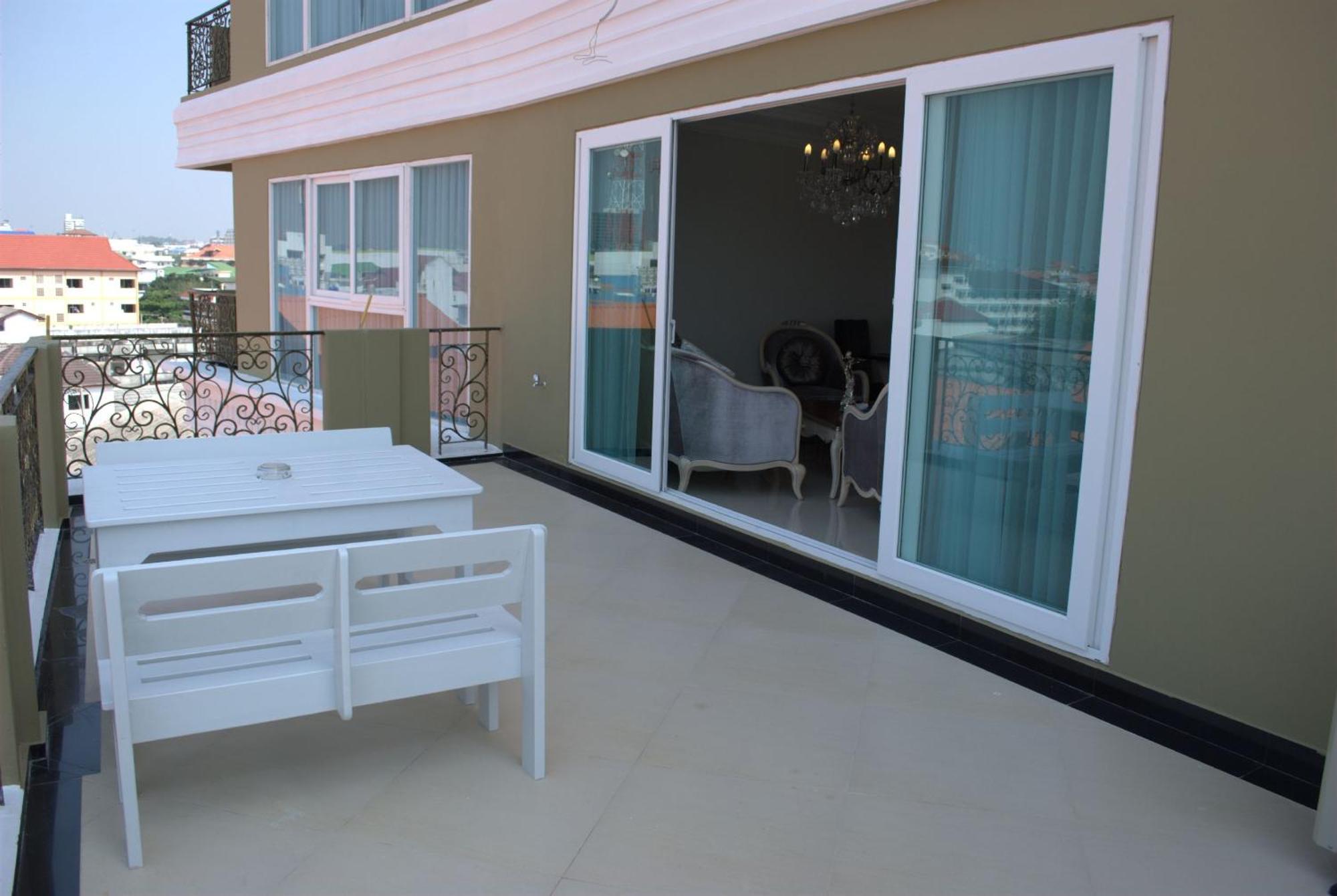 One-Bedroom Suite with Balcony,358793017:JPEG
