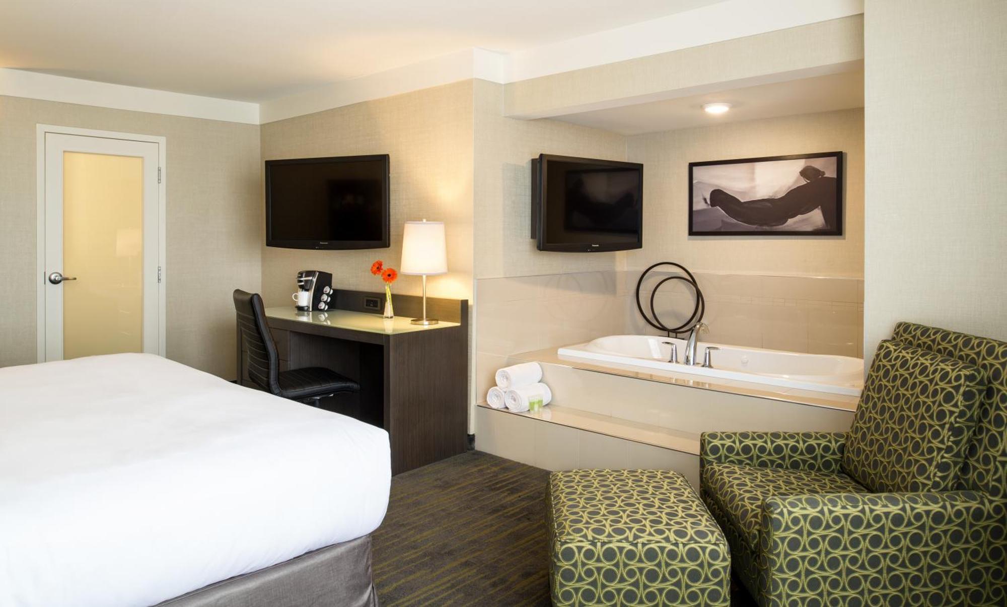 Suite Suite, Jetted Tub,508794243:JPEG