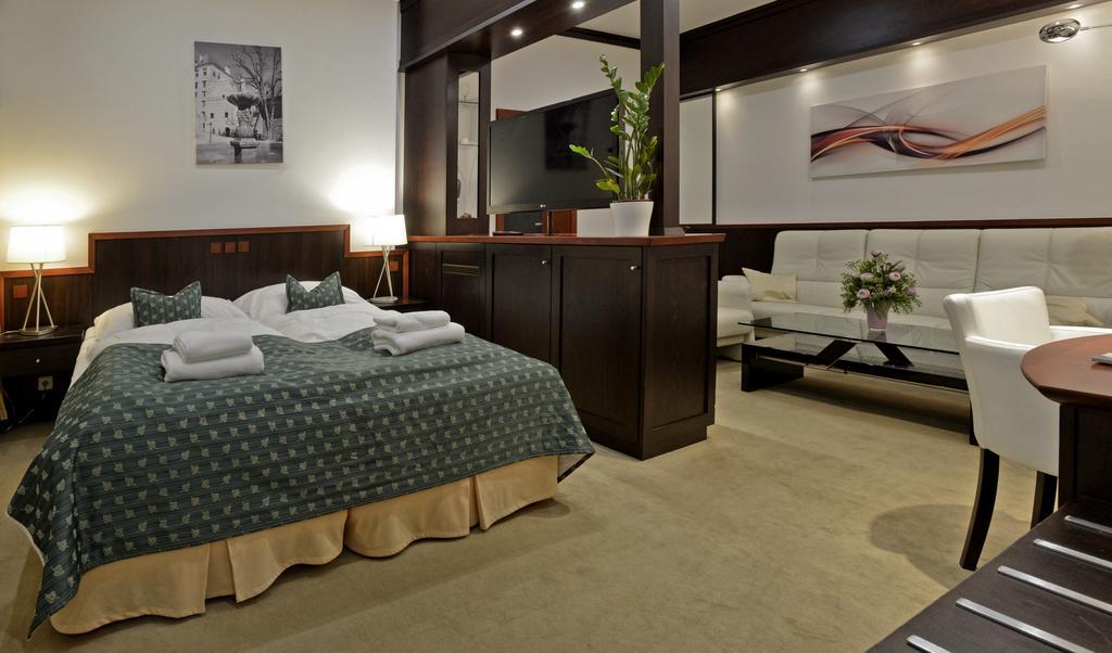 Suite,1216404667:JPEG