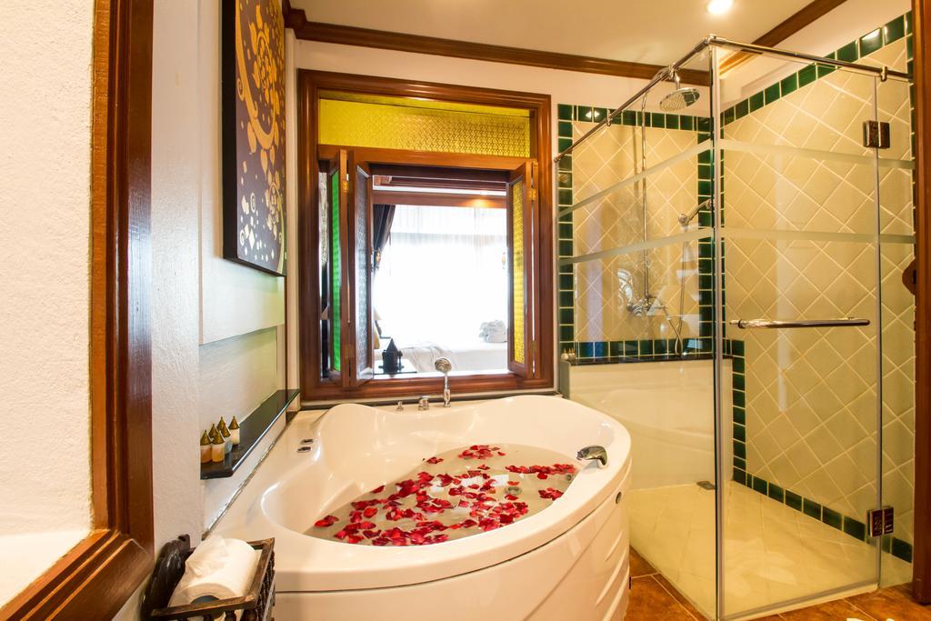 Luxury King Bed Spa Bath & Private Balcony,322904341:JPEG