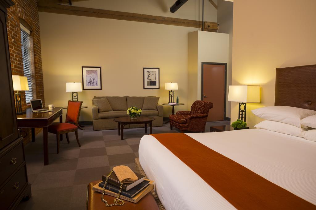 Deluxe King Suite,672851052:JPEG