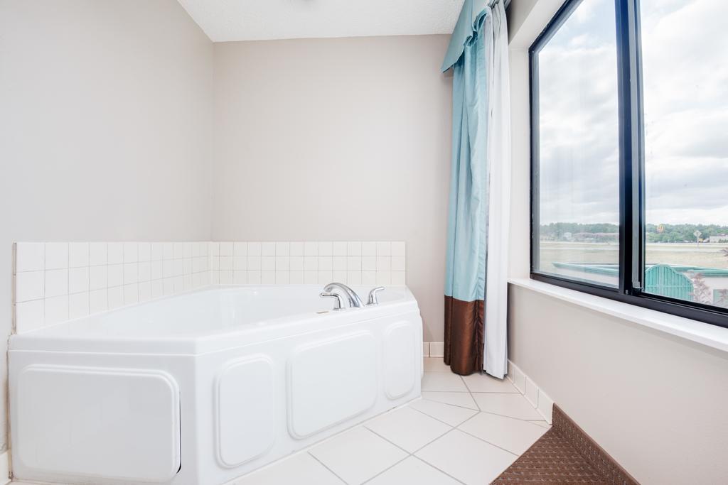 Deluxe King Room Roll Shower Mobility Accessible or Non-Smoking,705565441:JPEG