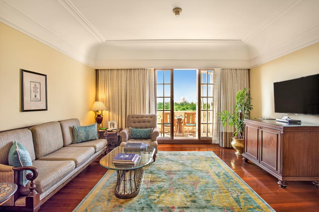 Deluxe Suite Balcony Taj Mahal View