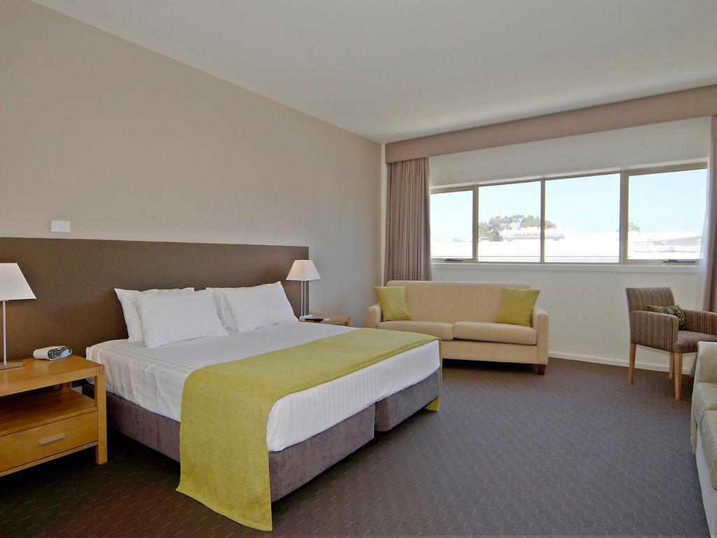 Standard Suite,707142892:JPEG