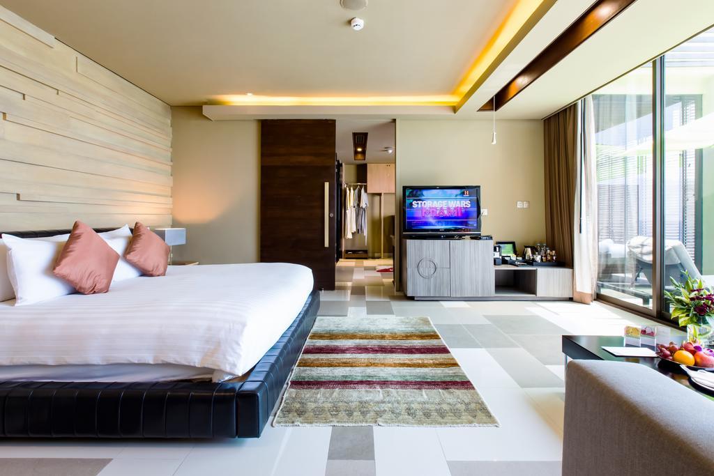 Deluxe Private Pool Suite