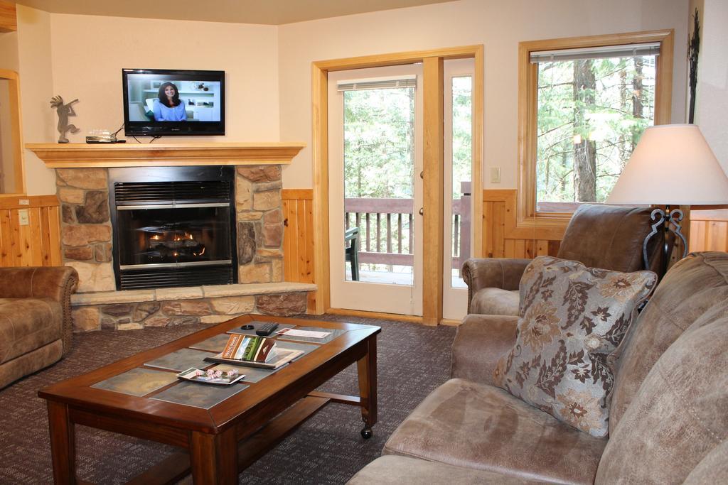 Deluxe Two-Bedroom Chalet Lake View,415339368:JPEG