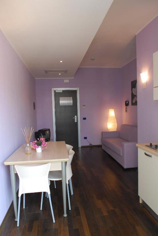 One-Bedroom Apartment Balcony,319123105:JPEG