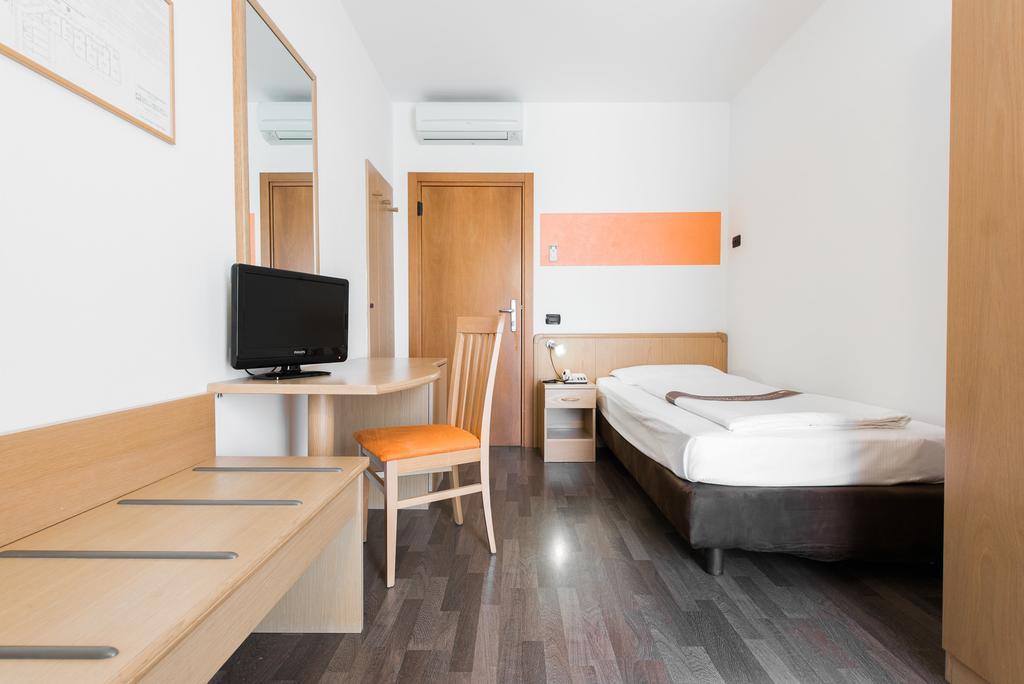 Single Room,684832077:JPEG