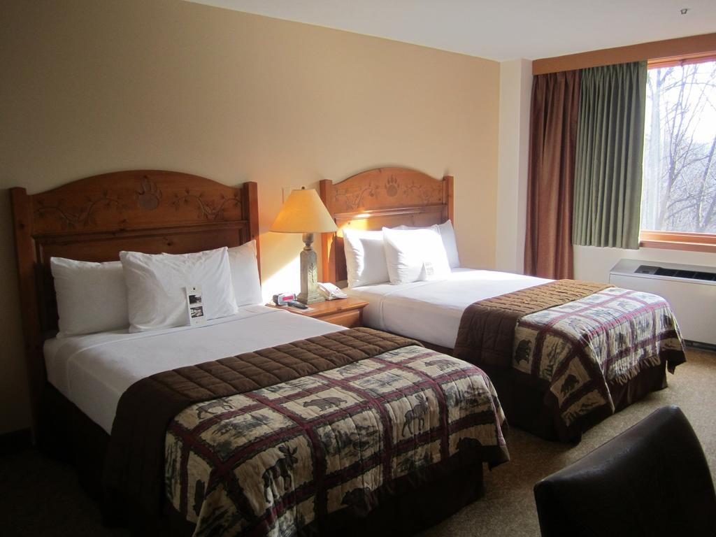 Double Room with Two Double Beds (Overlook Lodge)