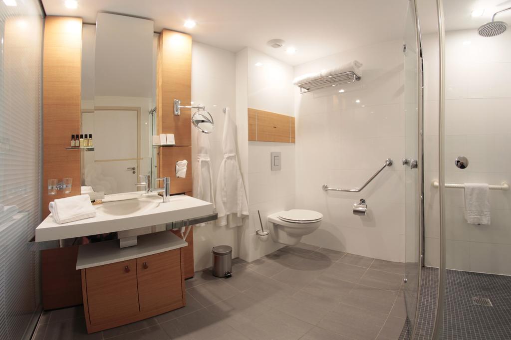 Chambre Lit King-Size - Accessible aux Personnes à Mobilité Réduite