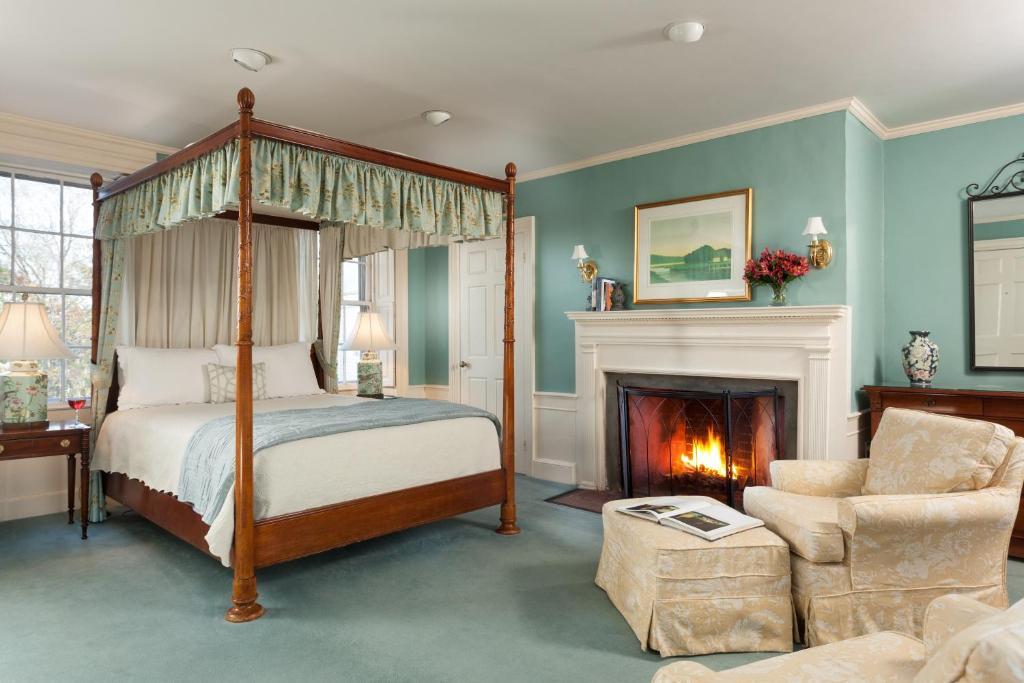 Queen Room with Fireplace