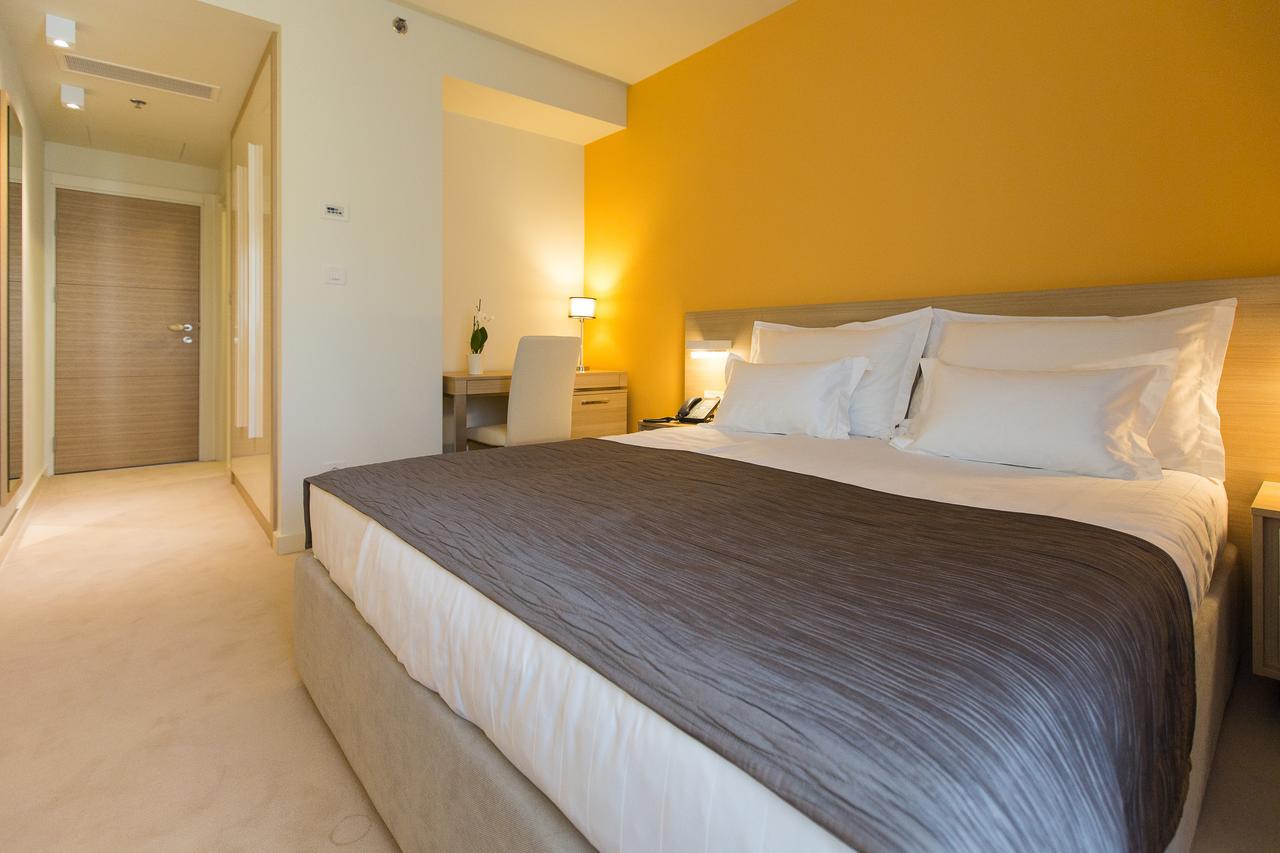 Family Room with Balcony,506771778:JPEG