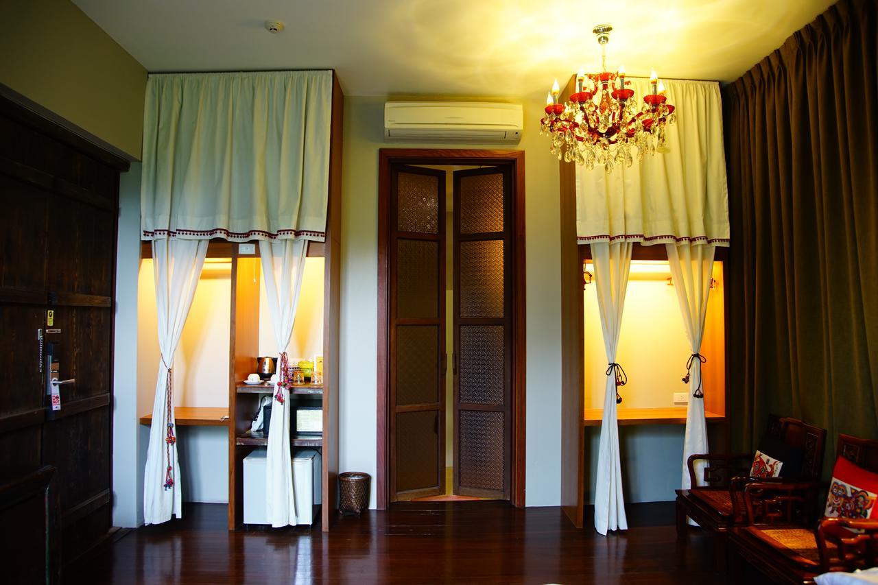 Deluxe Canal View King Bed