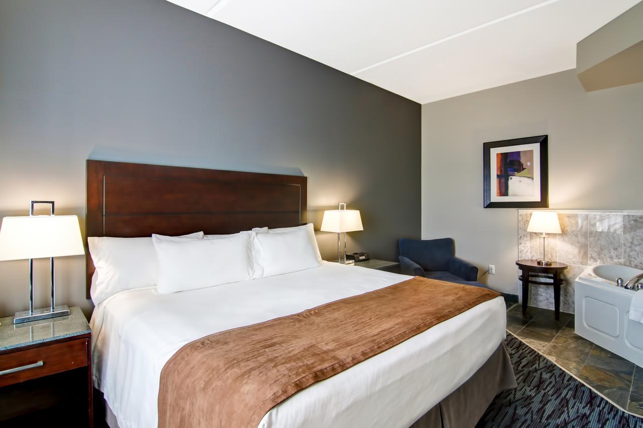 King Suite with Whirlpool - Non-Smoking,511162251:JPEG