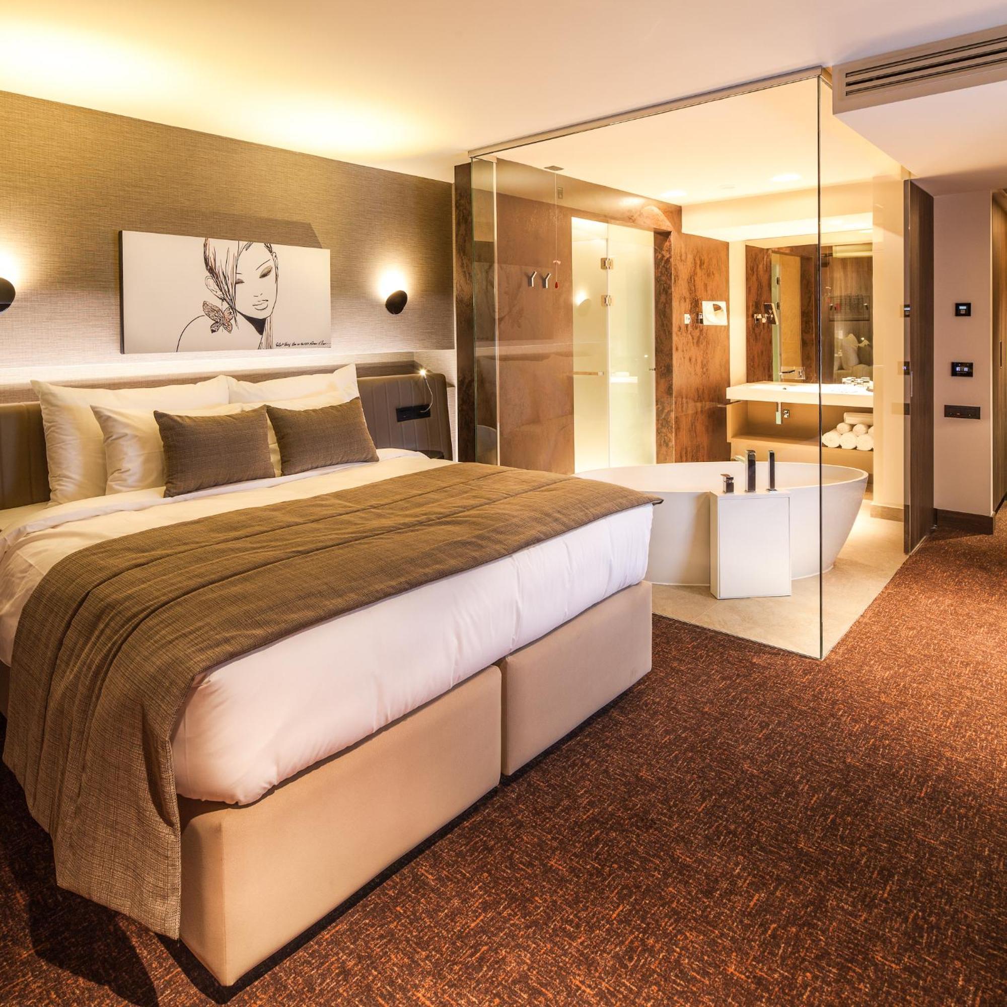 Lifestyle Signature Room pool access