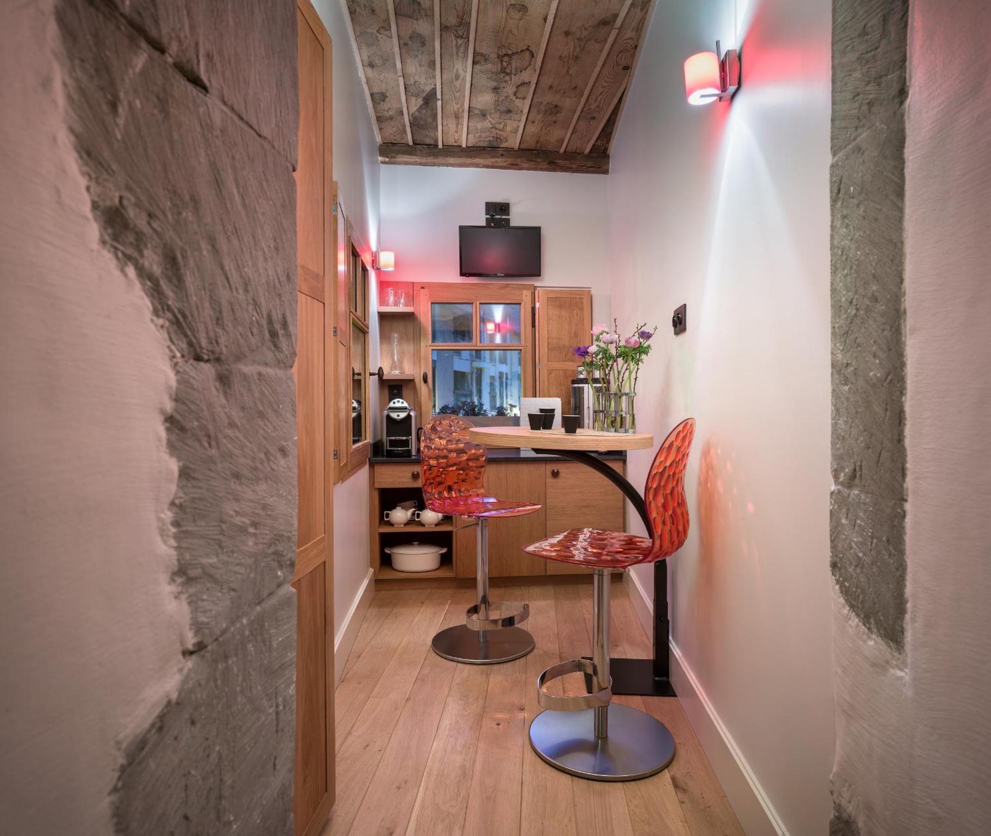 Studio with Fireplace and Spa Shower,673632999:JPEG